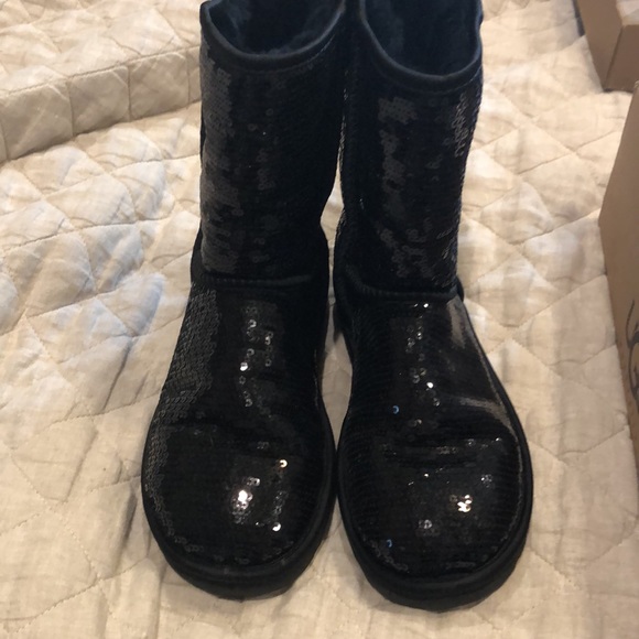 UGGS Women’s Short Sparkle Sequin - Picture 1 of 7